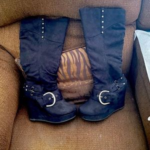 Black wedge boots